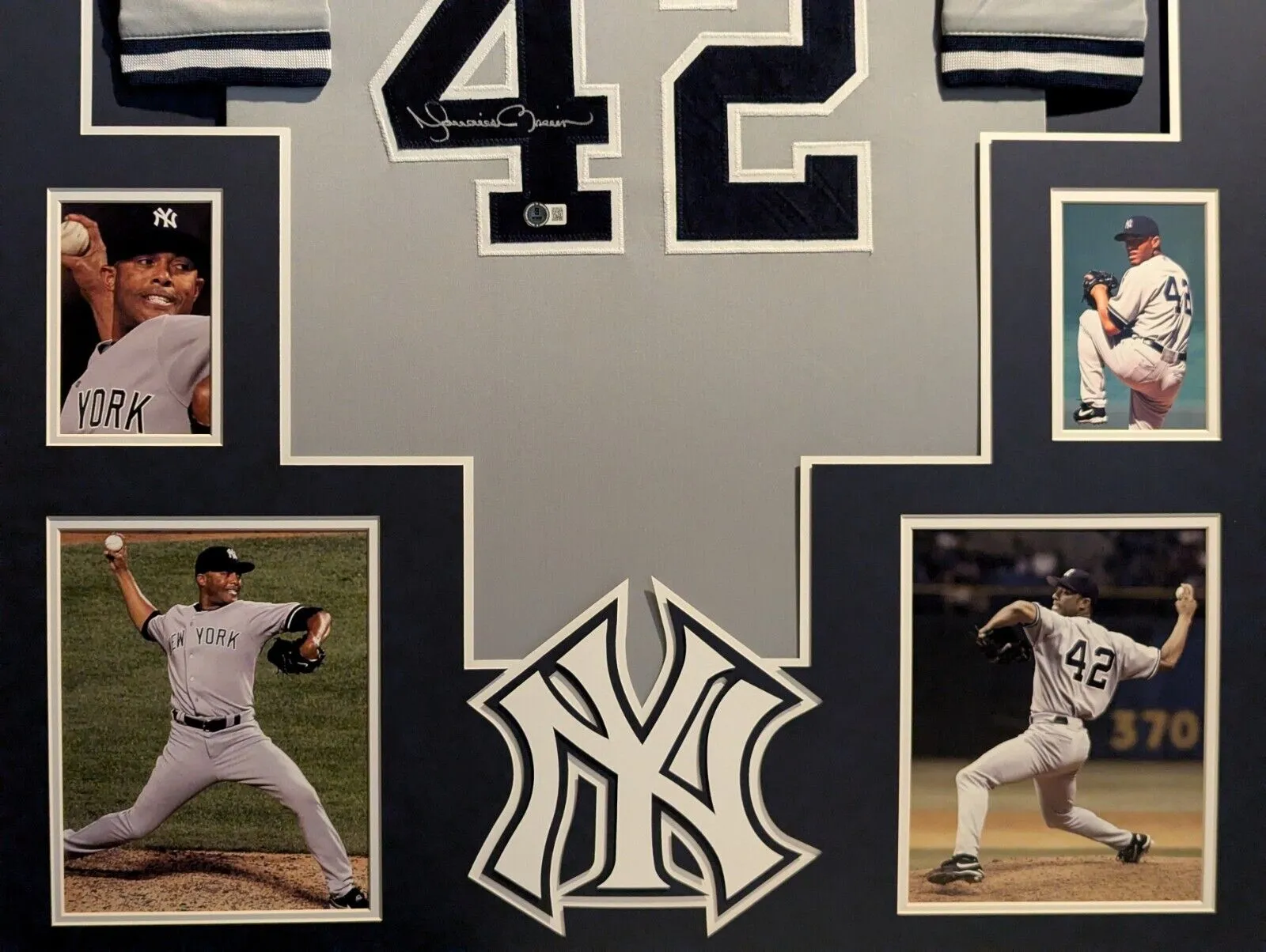 FRAMED NEW YORK YANKEES MARIANO RIVERA AUTOGRAPHED SIGNED JERSEY BECKETT HOLO