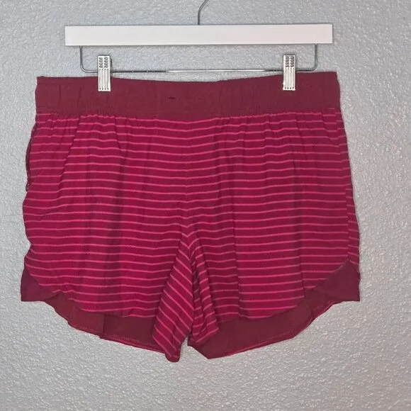 Lululemon Go the Distance Short (Reversible) - 12 Bumble Berry