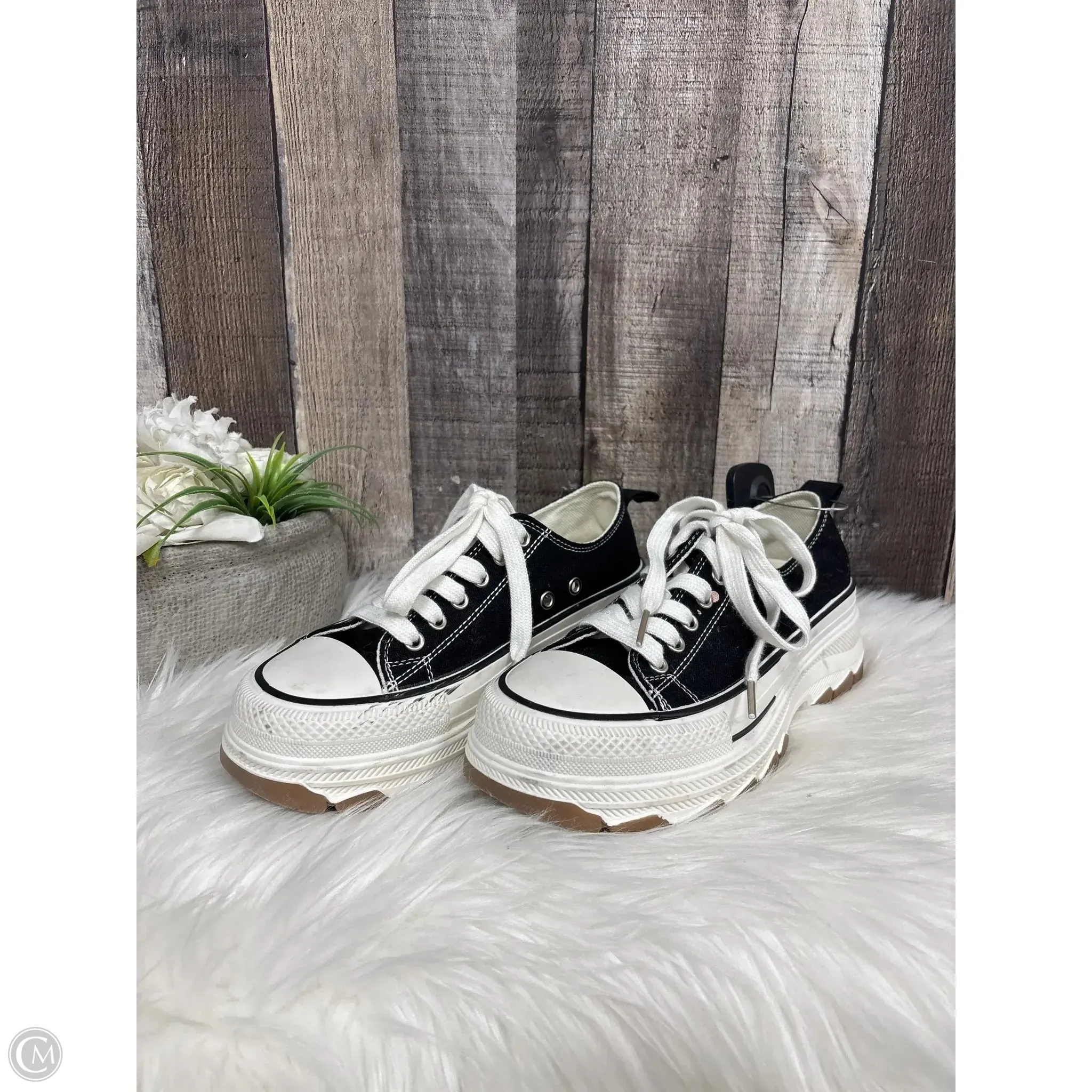 Shoes Sneakers By Cmf In Black & White, Size: 7.5