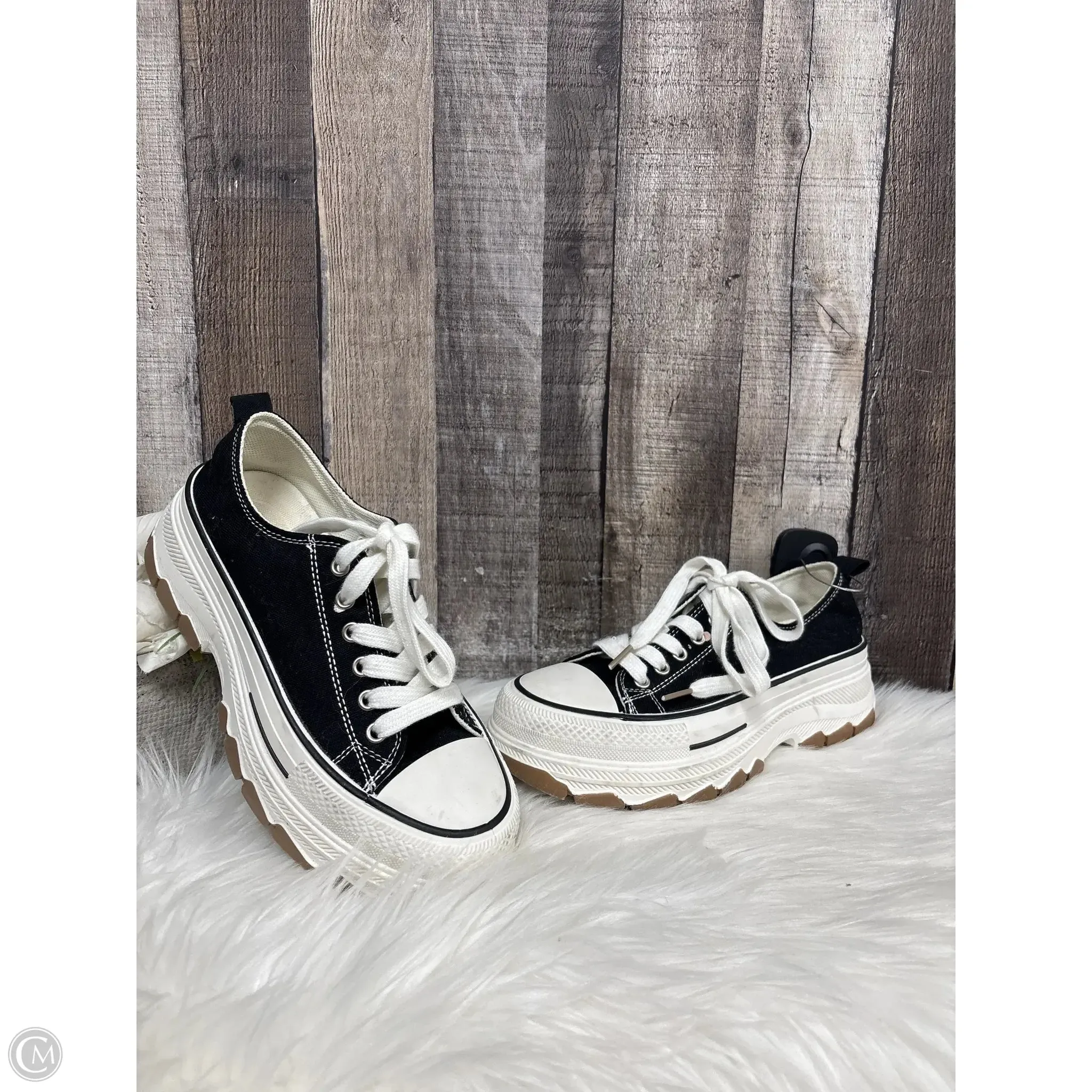 Shoes Sneakers By Cmf In Black & White, Size: 7.5