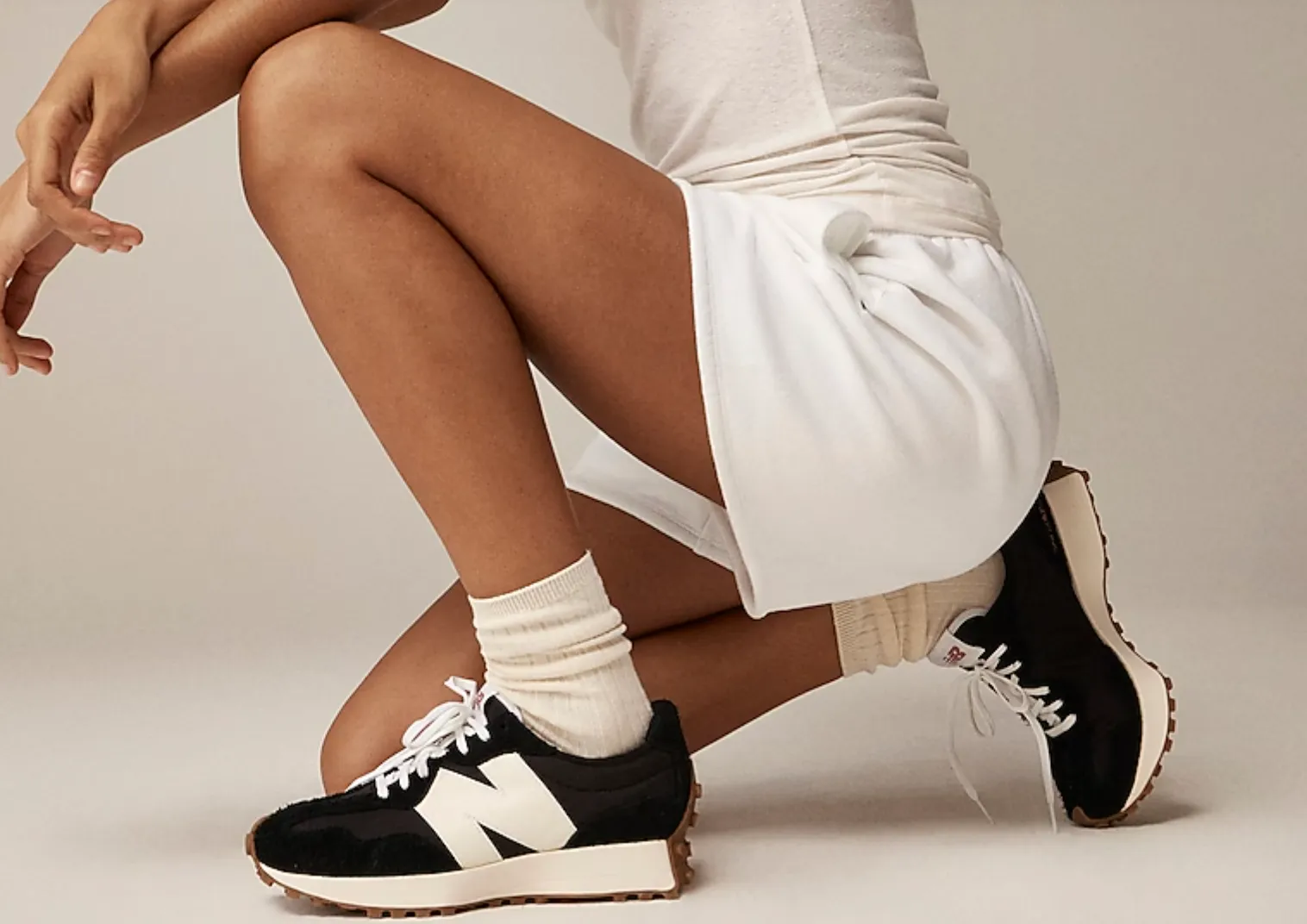 WOMEN'S NEW BALANCE 327 | BLACK / WHITE / MINERAL RED